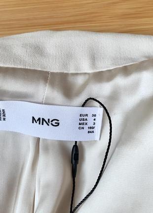 Кремовый, приталенный пиджак с боковыми карманами4 фото