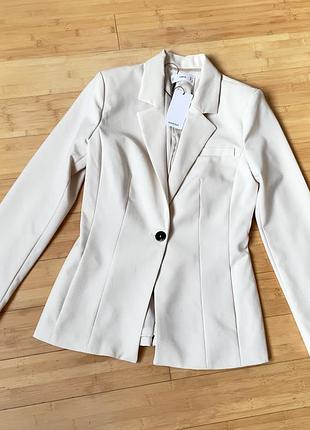 Кремовий,приталений піджак з бічними кишенями