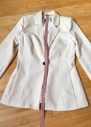 Кремовый, приталенный пиджак с боковыми карманами5 фото