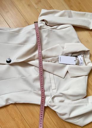 Кремовый, приталенный пиджак с боковыми карманами6 фото