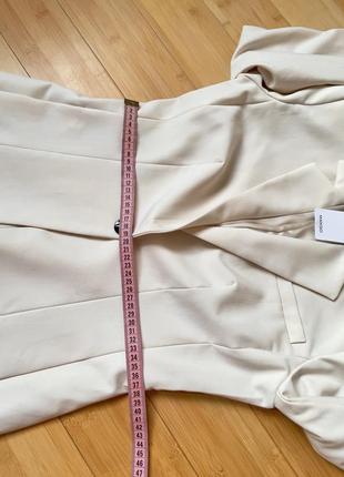 Кремовый, приталенный пиджак с боковыми карманами7 фото