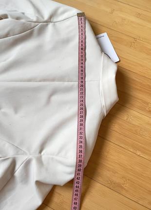 Кремовый, приталенный пиджак с боковыми карманами9 фото