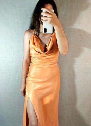 Оранжевое атласное платье bsl