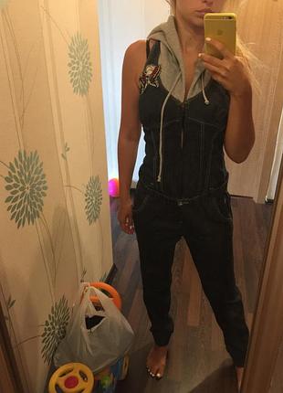 Комбез , с панюшоном на спине вырез