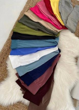 Моделюючі червоні безшовні лосини