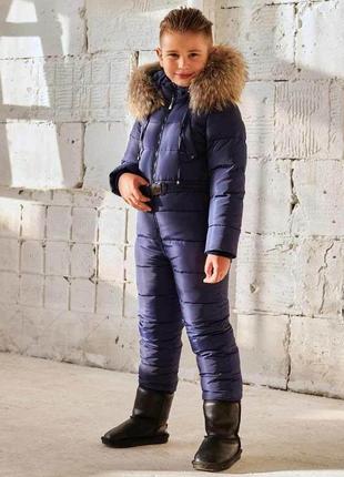 Детский однотонный зимний комбинезон темно-синего цвета и опушкой из натурального меха для мальчиков 104 см