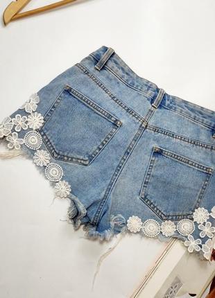 Шорти жіночі джинсові короткі блакитного кольору з білими мереживними вставками від бренду denim co 8/362 фото