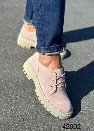 Стильні натуральні замшеві лофери пудрового кольору, жіночі туфлі на шнурівці2 фото