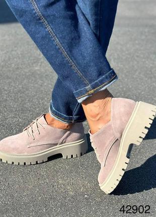 Стильні натуральні замшеві лофери пудрового кольору, жіночі туфлі на шнурівці3 фото
