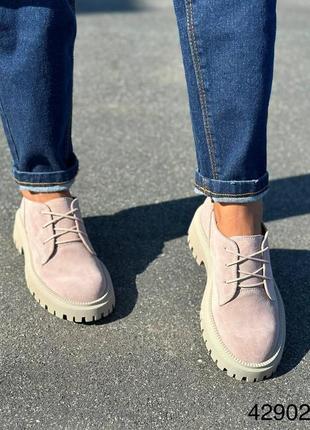 Стильні натуральні замшеві лофери пудрового кольору, жіночі туфлі на шнурівці4 фото