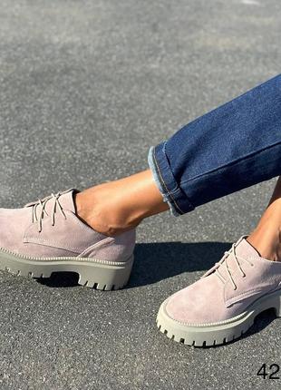 Стильні натуральні замшеві лофери пудрового кольору, жіночі туфлі на шнурівці5 фото
