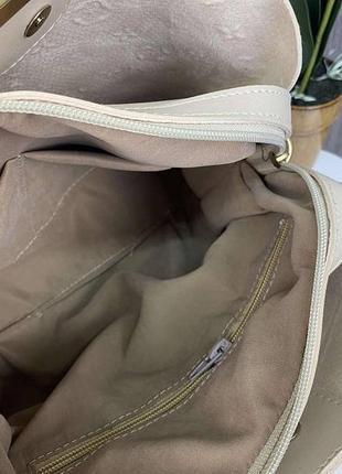 Женская сумка с тиснением, небольшая мягкая сумочка эко кожа молочная9 фото