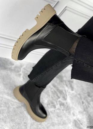 Женские демисезонные черные ботинки челси с бежевой подошвой натуральная кожа7 фото