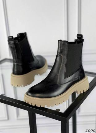 Женские демисезонные черные ботинки челси с бежевой подошвой натуральная кожа