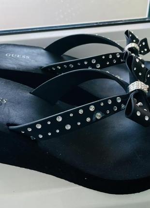 Шлепки guess