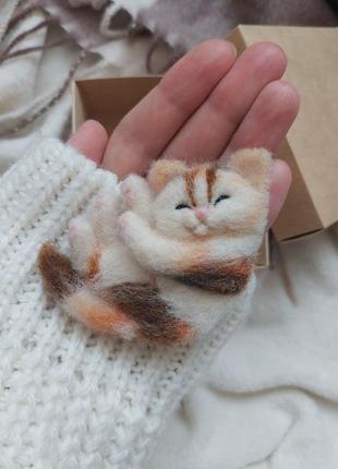 Пухнастий котик-брошка ручної роботи, сухе валяння