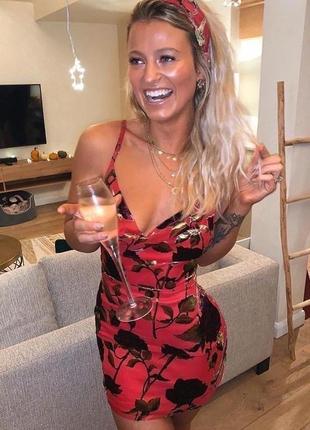 Рожеве мініплаття на бретелях із квітковим принтом деворе in the style x meggan grubb