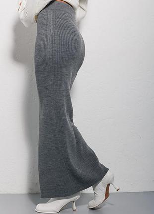 Длинная вязаная юбка серая с разрезом спереди5 фото
