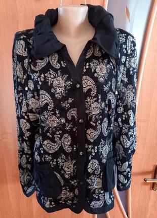 Красива блуза чорного кольору з білим принтом