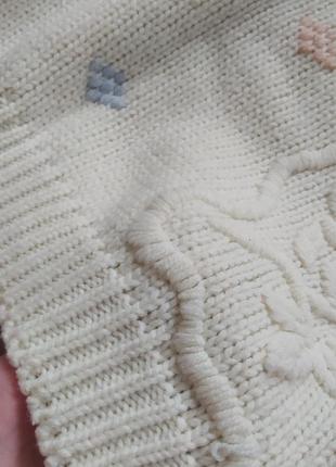 Бежевый объемный свитер оверсайз удлиненный с цветами3 фото
