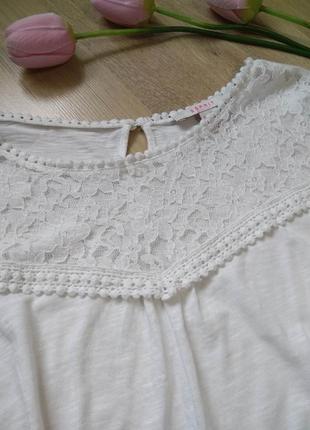 Біла трикотажна бавовняна блуза з довгими рукавами для школи/лонгслів esprit з мереживом4 фото
