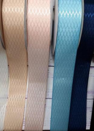 Атласная лента в ромбик. ширина 2,5 см