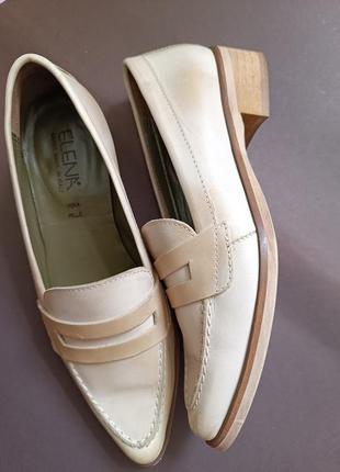 Классные бежевые кожанные лоферы