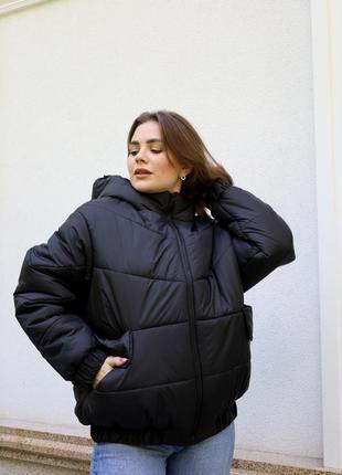 Чорна тепла куртка бомбер з капюшоном