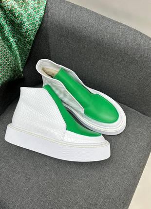 Ботинки кожаные белые с зеленой на массивной подошве лоферы высокие3 фото