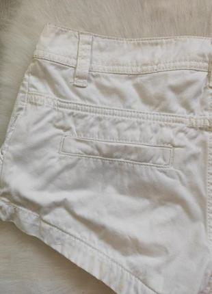 Короткі білі натуральні бавовняні щільні шорти низької талії, посадка кишенями8 фото