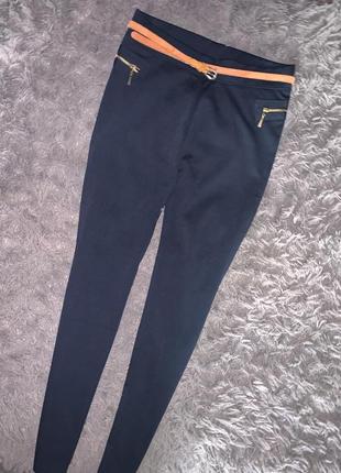 Новые кластсские стрейчевые брюки темно синего цвета бренд madonna medium размер указан м