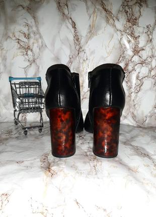 Черные демисезонные ботинки на высоком устойчивом каблуке6 фото