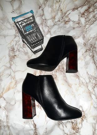 Черные демисезонные ботинки на высоком устойчивом каблуке8 фото