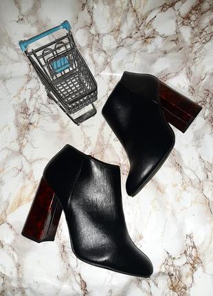 Черные демисезонные ботинки на высоком устойчивом каблуке3 фото