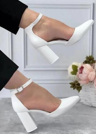 Женские белые туфли