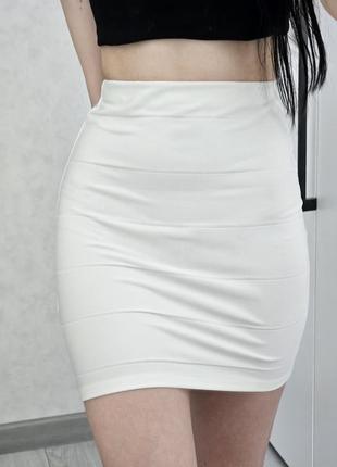 Короткая белая юбка3 фото