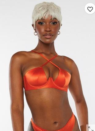 Яскравий атласний бюстгальтер