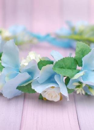 Об*ємний вінок віночок з квітами молочно-голубий