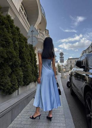 Неймовірна сатинова сукня з пір'ям8 фото