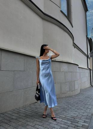 Неймовірна сатинова сукня з пір'ям10 фото