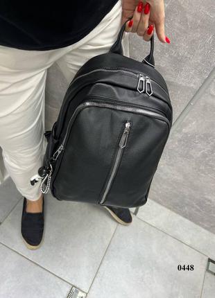 Стильный, молодежный, практичный и вместительный рюкзак с брелком