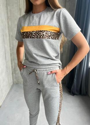 Костюм с леопардовым принтом футболка свободная брюки по фигуре на манжетах комплект серый джоггеры спортивный