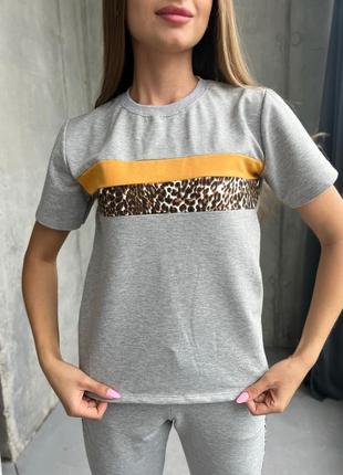 Костюм с леопардовым принтом футболка свободная брюки по фигуре на манжетах комплект серый джоггеры спортивный4 фото