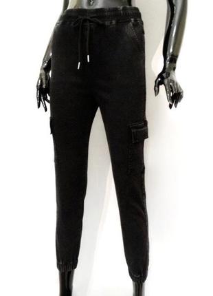 Жіночі джинси джогери карго з накладними кишенями чорного кольору2 фото