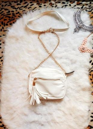 Біла сумка крос-боді шкірозамінник золотистий ланцюжок пензлик прикраса маленька з кишенями1 фото
