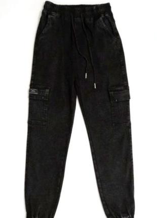 Женские джинсы джогеры карго с накладными карманами цвета антрацит