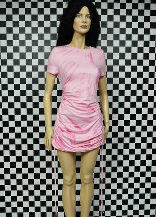 Платье розовое принт тай дай с драпировкой платья3 фото
