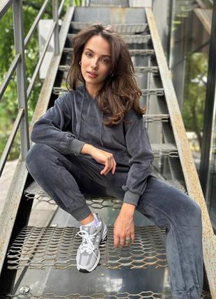 Велюрові костюми у двох кольорах