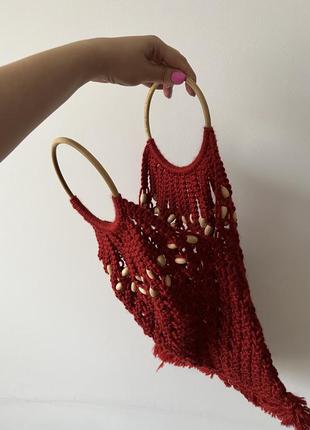 Плетеная красная сумочка авоська с бамбуковыми ручками6 фото