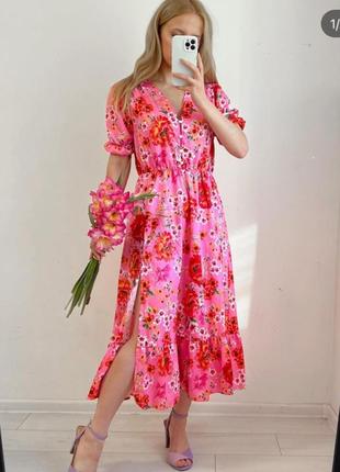 Розовое платье с цветочным принтом1 фото